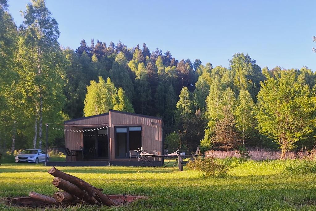 una pequeña cabaña en medio de un campo en W dolinie Rocha en Krasnobród