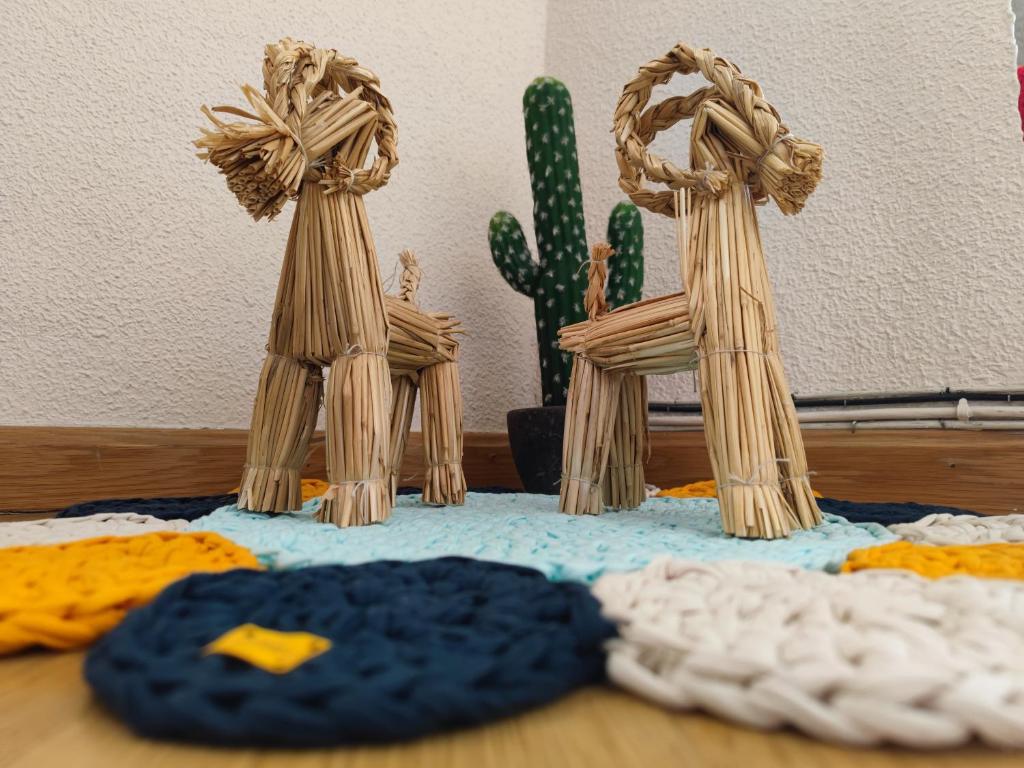 deux figurines en bois de deux personnes sur une table dans l'établissement ALOJAMIENTO MIRABUENOS, à Aranda de Duero