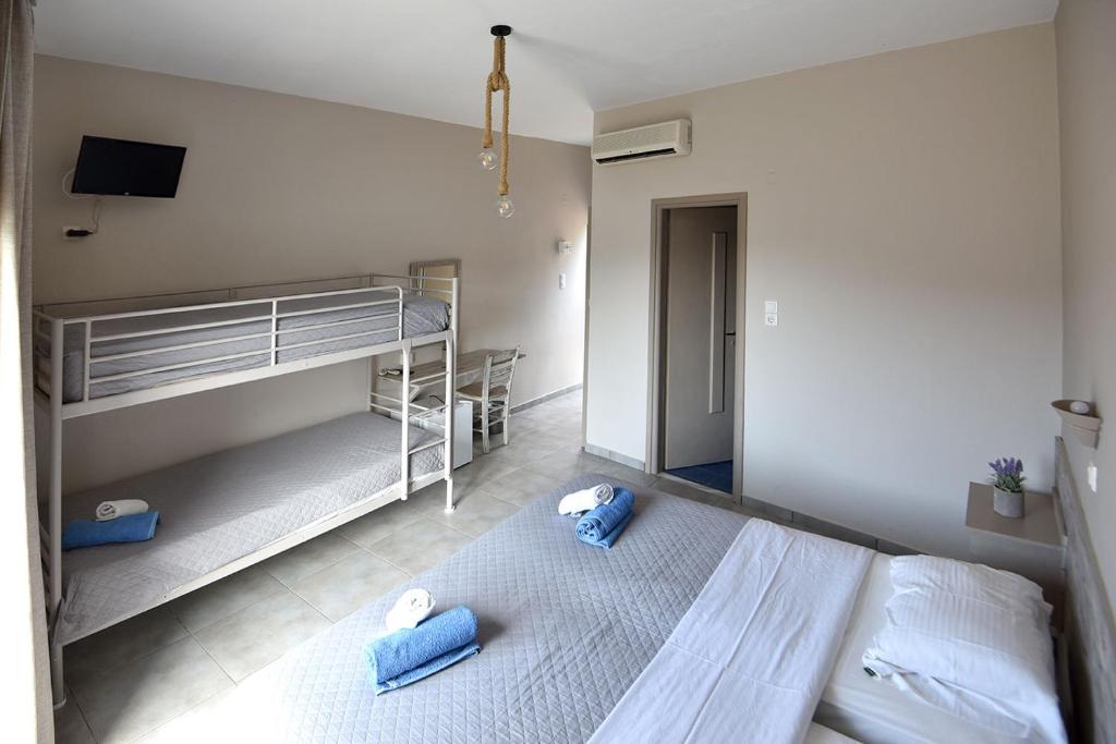 Postel nebo postele na pokoji v ubytování Kohili Kolibithra in Tinos