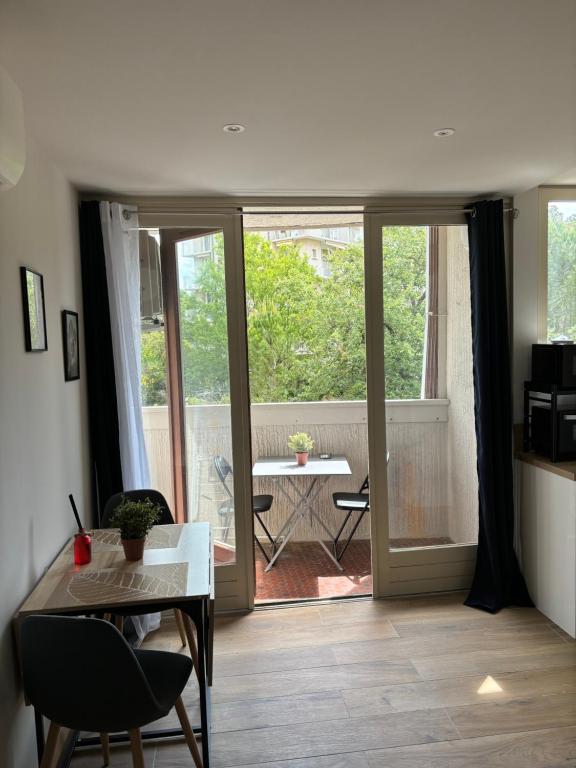 - un salon avec une porte s'ouvrant sur une terrasse dans l'établissement greoux, à Gréoux-les-Bains