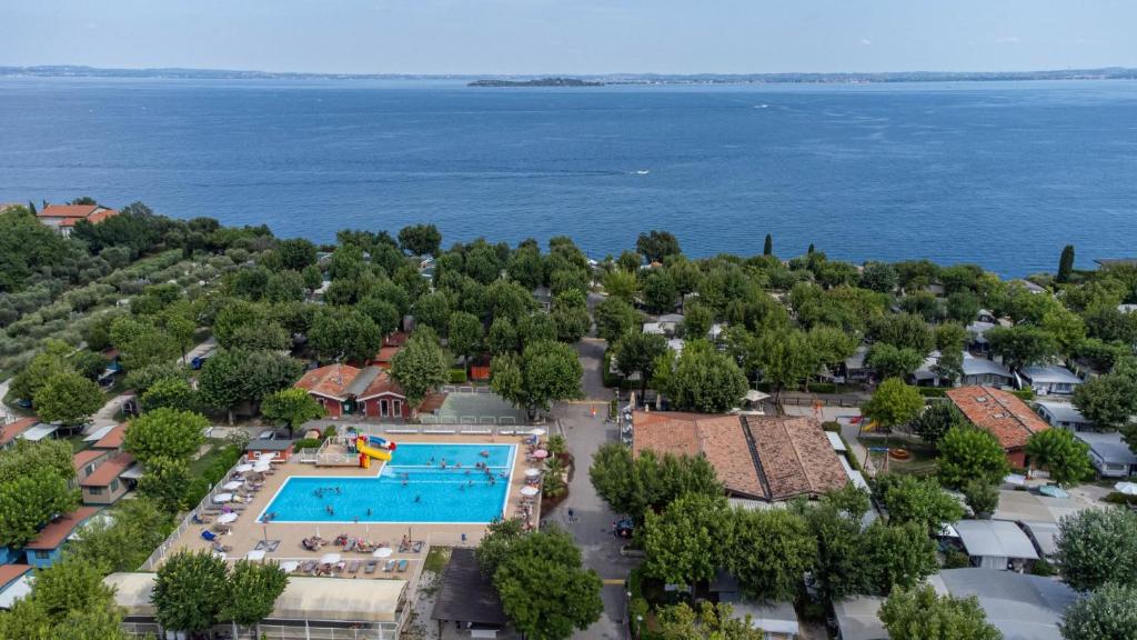 una vista aérea de un complejo con piscina en Sereno Camping Holiday, en Moniga del Garda
