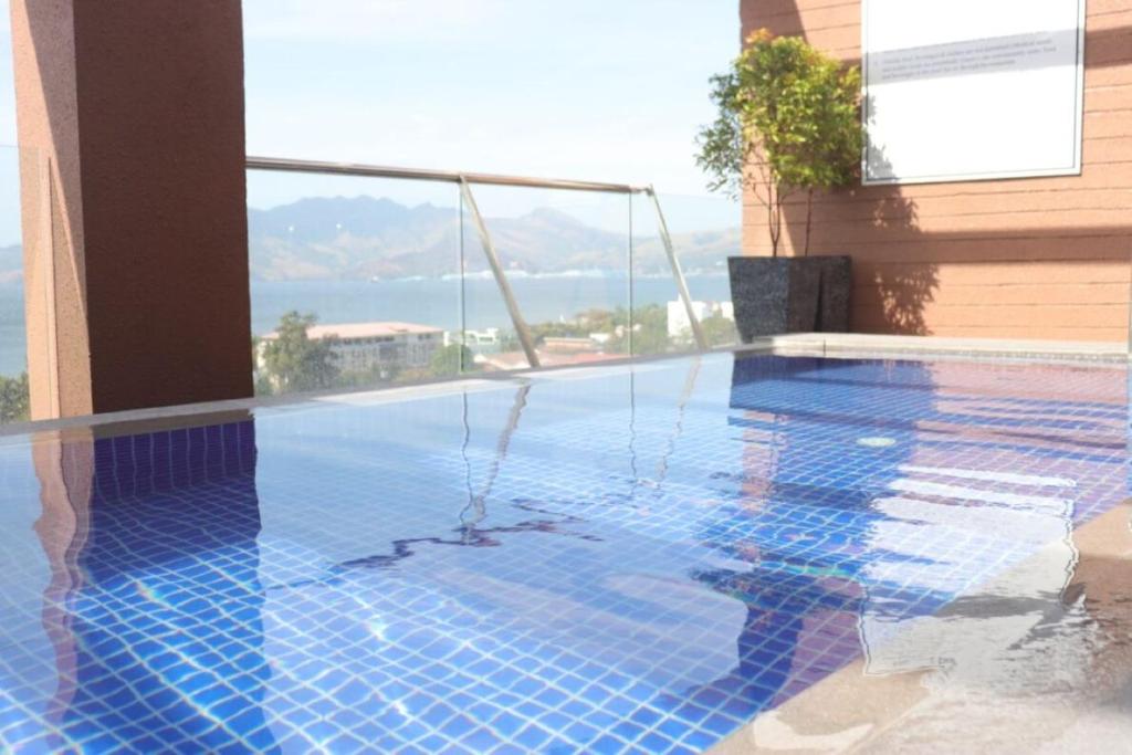 Bazén v ubytování The Aurora Subic Hotel Managed By HII nebo v jeho okolí
