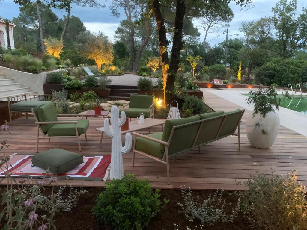 Zahrada ubytování Villa Le Patio avec grande piscine