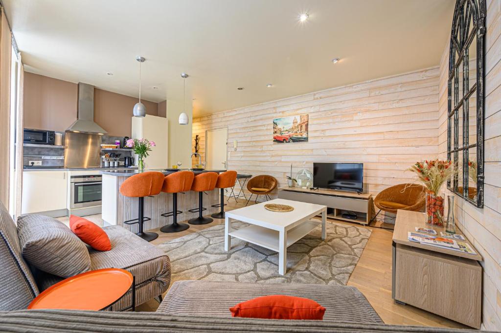 un salon avec un canapé et une table dans l'établissement La Terrasse du Mené - Appt dans le centre ville, à Vannes