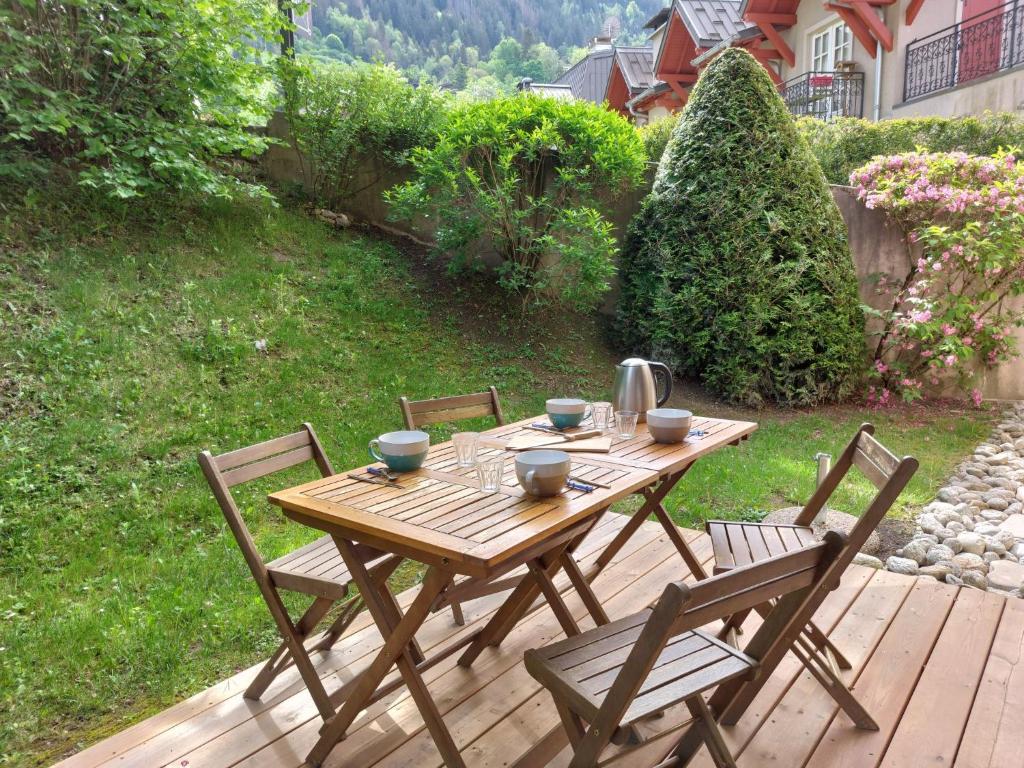 une table et des chaises en bois sur une terrasse en bois dans l'établissement Apartment Conseil 1 by Interhome, à Saint-Gervais-les-Bains