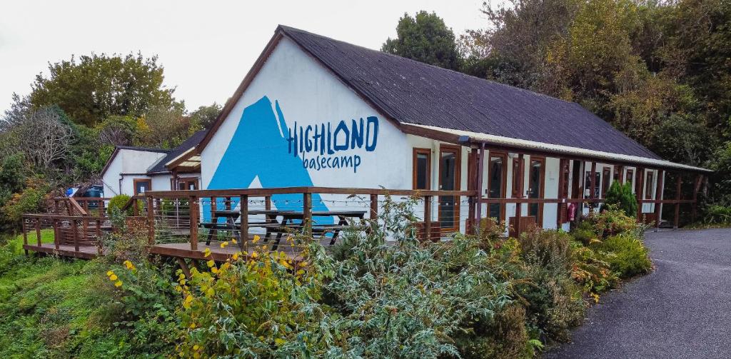Lochaline的住宿－Highland Basecamp，建筑的侧面有标志