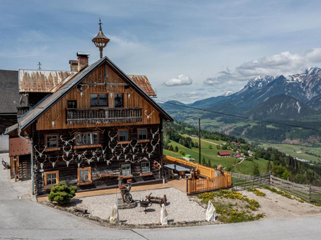 Casa de madera grande con balcón y montañas en Holiday Home Kollerhof - HAE120 by Interhome en Aich