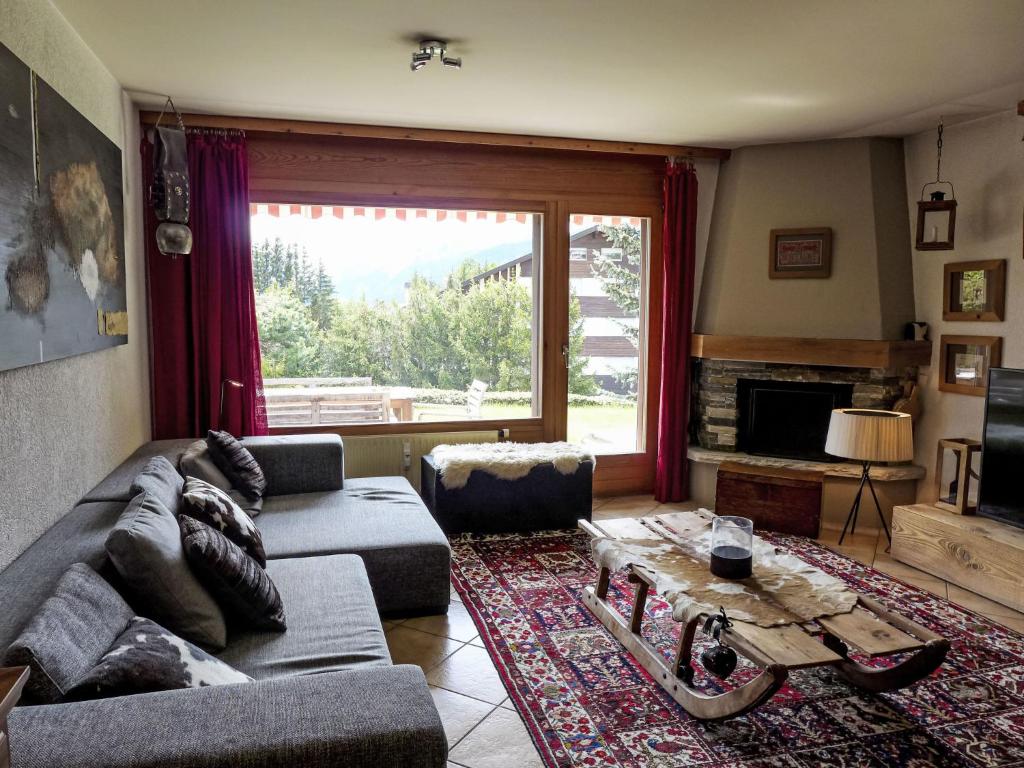 sala de estar con sofá y mesa en Apartment La Joie by Interhome, en Crans-Montana