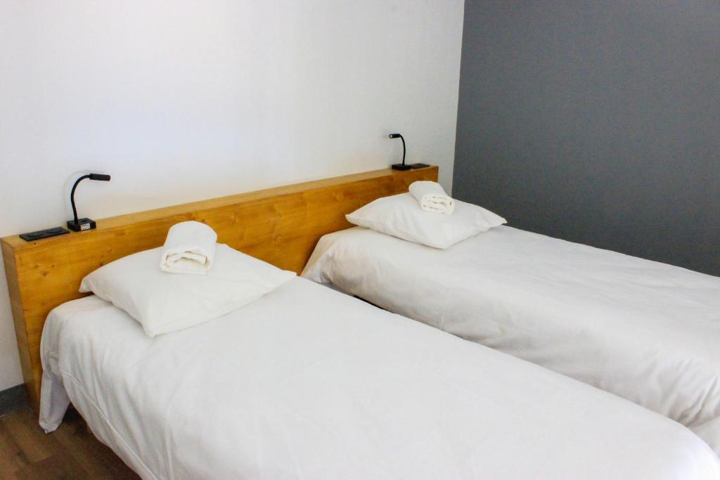 Postel nebo postele na pokoji v ubytování Auberge Le LEO de FOIX