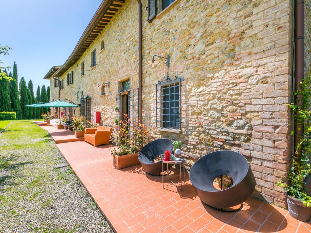 un patio con 2 bañeras con un gato durmiendo en él en Apartment Casa Renai a San Gimignano-7 by Interhome en Strada
