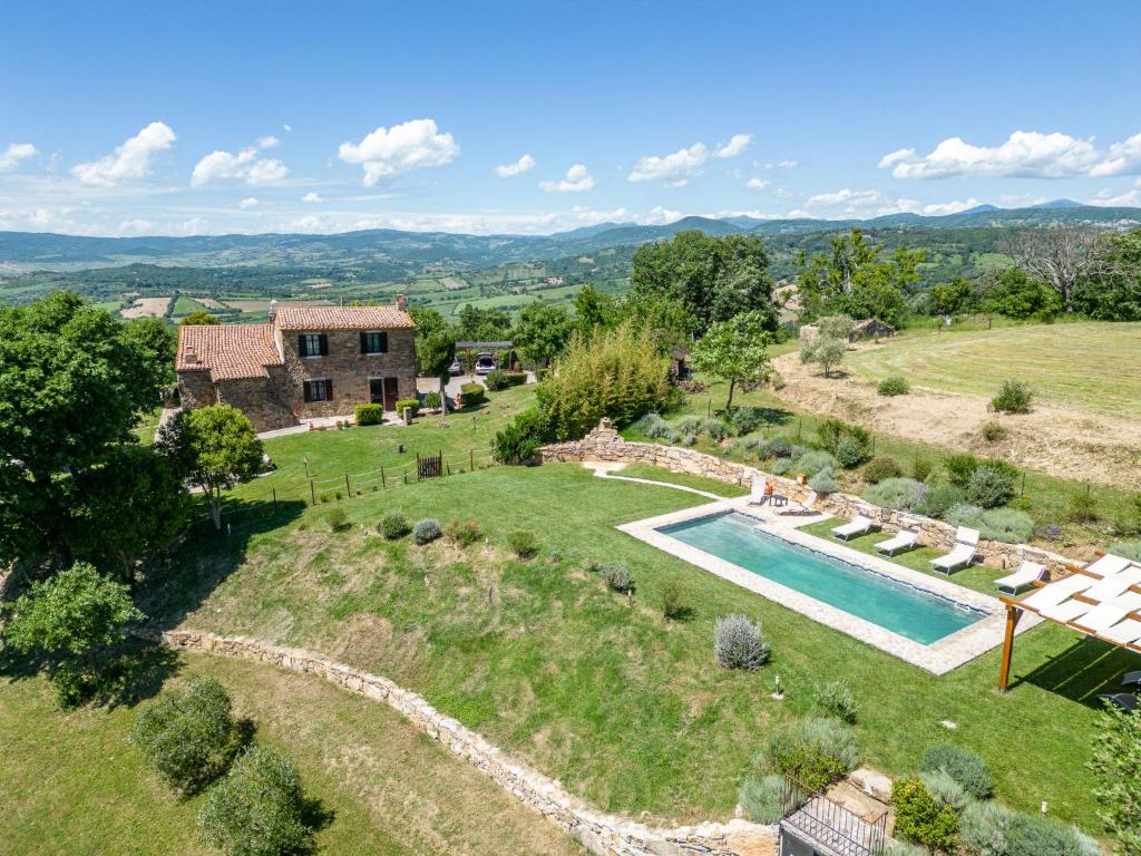 vista aerea su una tenuta con piscina di Holiday Home Montecavallo by Interhome a Poggio Murella