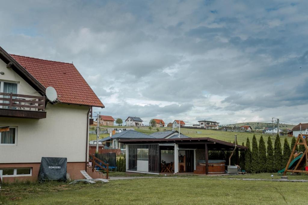 une maison avec un toit rouge dans l'établissement Natúr Vendégház, à Miercurea-Ciuc