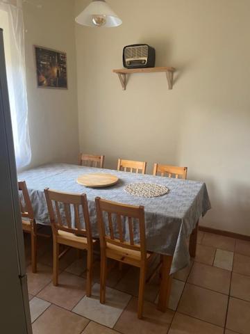 jadalnia ze stołem, krzesłami i telefonem w obiekcie Dyta2 apartman w Hajduszoboszlo