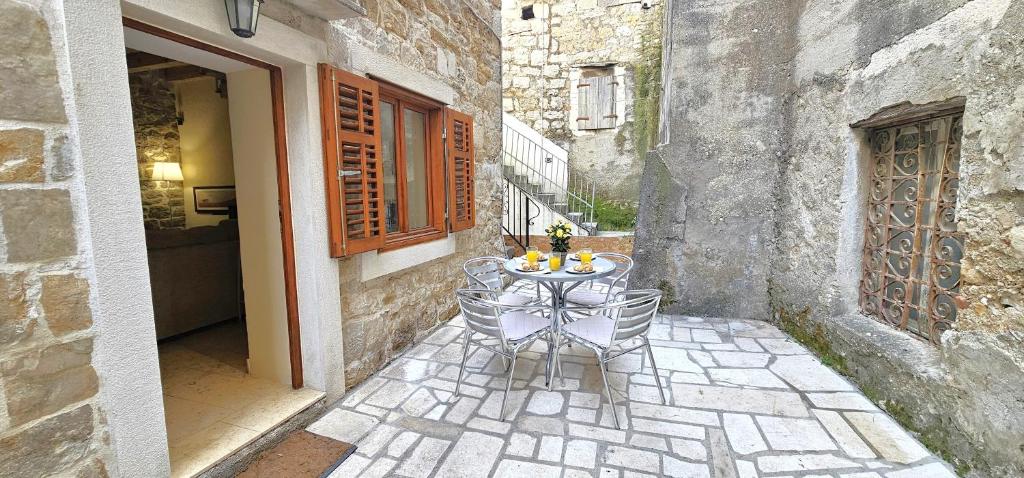 Lovely stone cottage, 100m to beach, in heart of Old Town -Noa Cottage