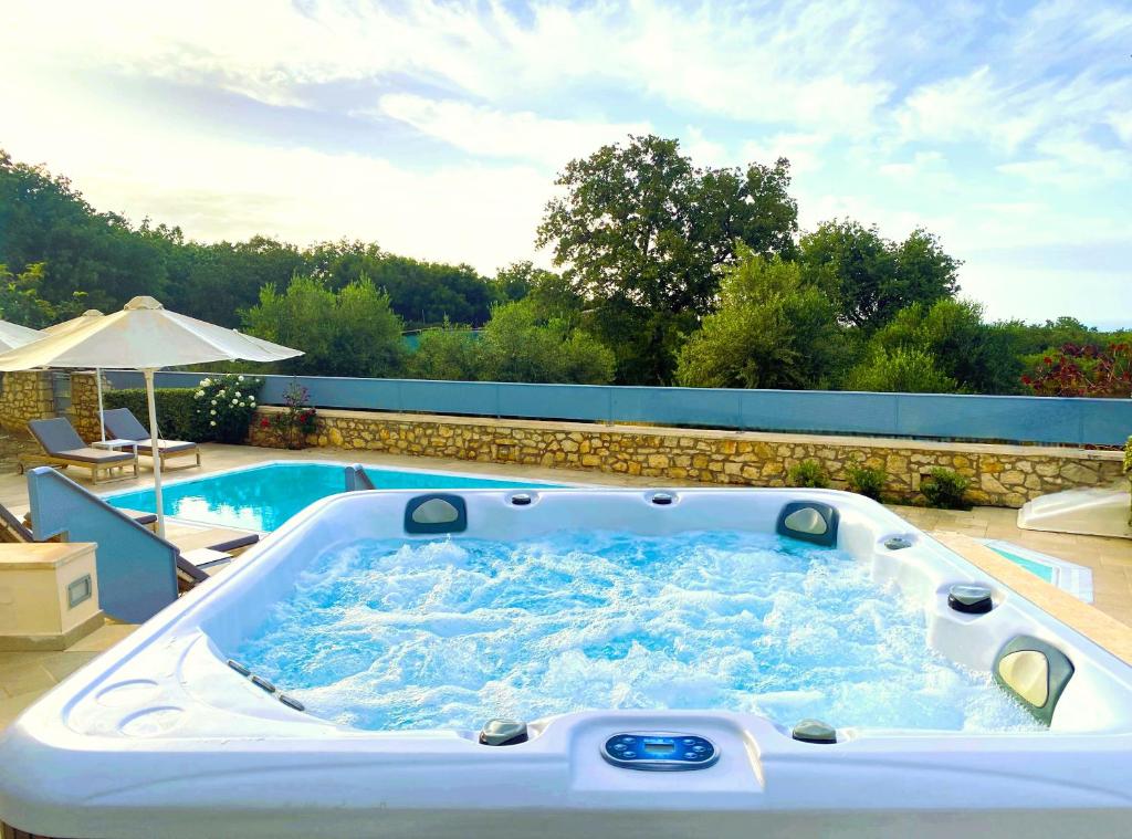 Bazén v ubytování Deluxe Villa Ianthos - Outdoor Hot Tub & Kids Pool nebo v jeho okolí