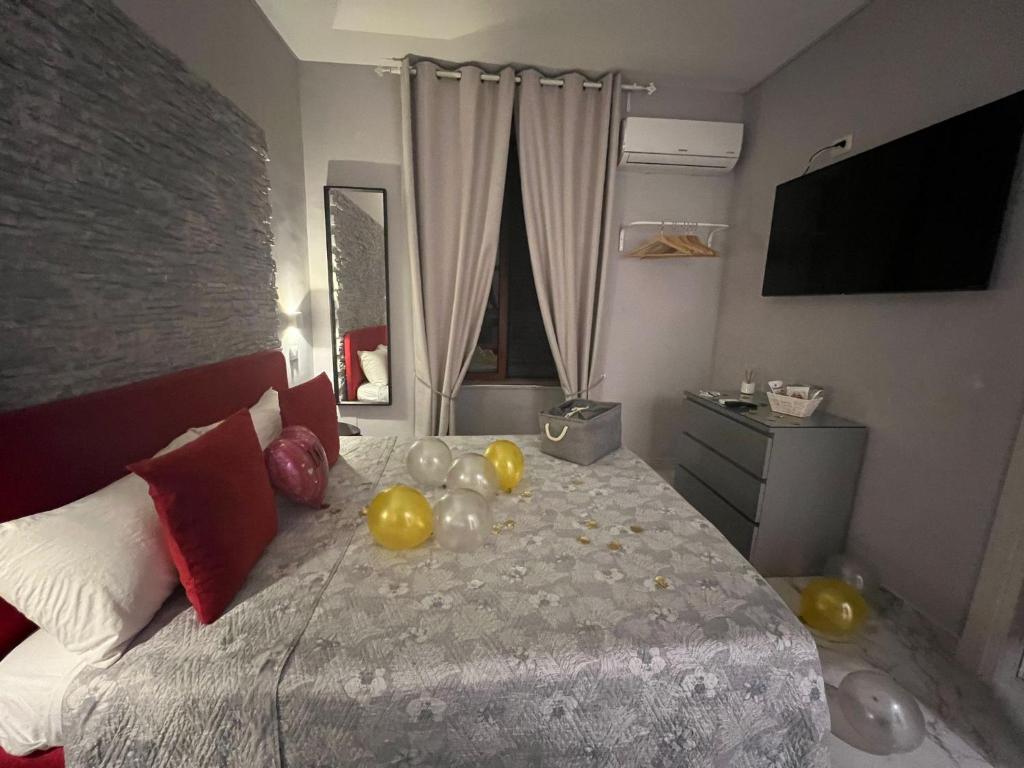 Un dormitorio con una cama con globos. en B&B Alla Stazione, en Nápoles