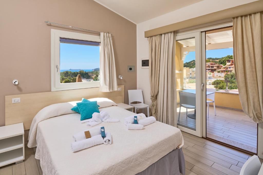 um quarto de hotel com uma cama e uma varanda em B&B Simius Bay em Villasimius