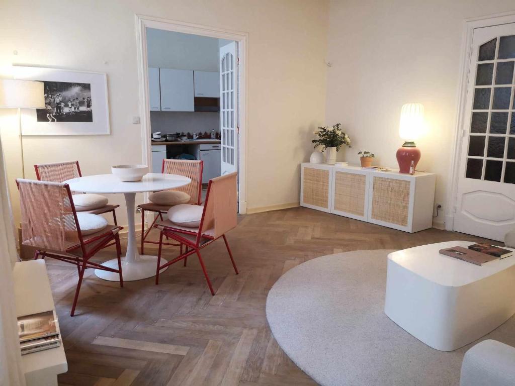 un salon avec une table et des chaises et une cuisine dans l'établissement L'Arlésien, au cœur du centre historique, à Arles