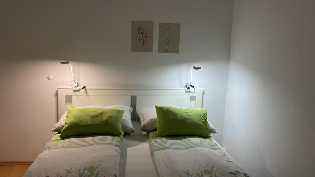 Posteľ alebo postele v izbe v ubytovaní Best Rated Central Apartment Vienna - AC, WiFi, 24h7days Self Check-In, Board games, Netflix