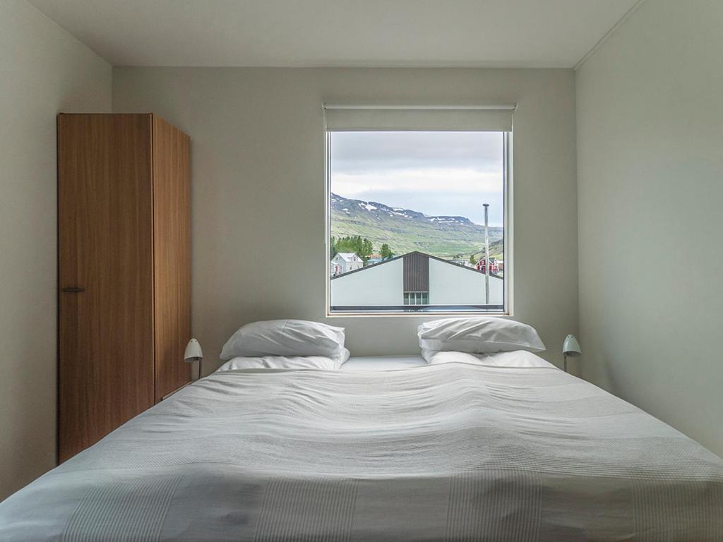 Postel nebo postele na pokoji v ubytování Seydisfjördur Guesthouse