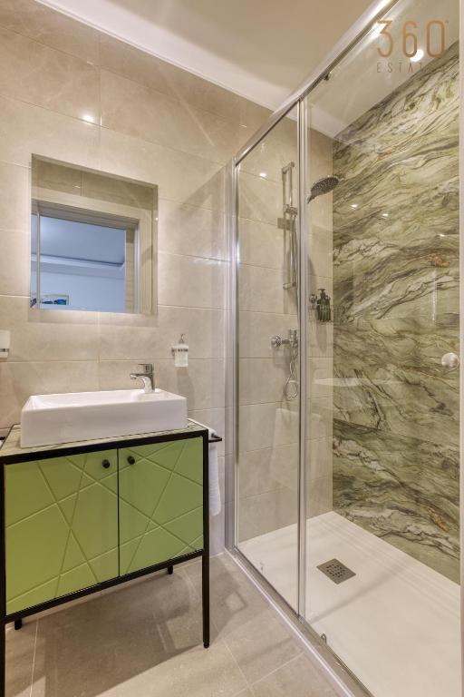 Koupelna v ubytování Designer 3BR home in charming Marsascala by 360 Estates