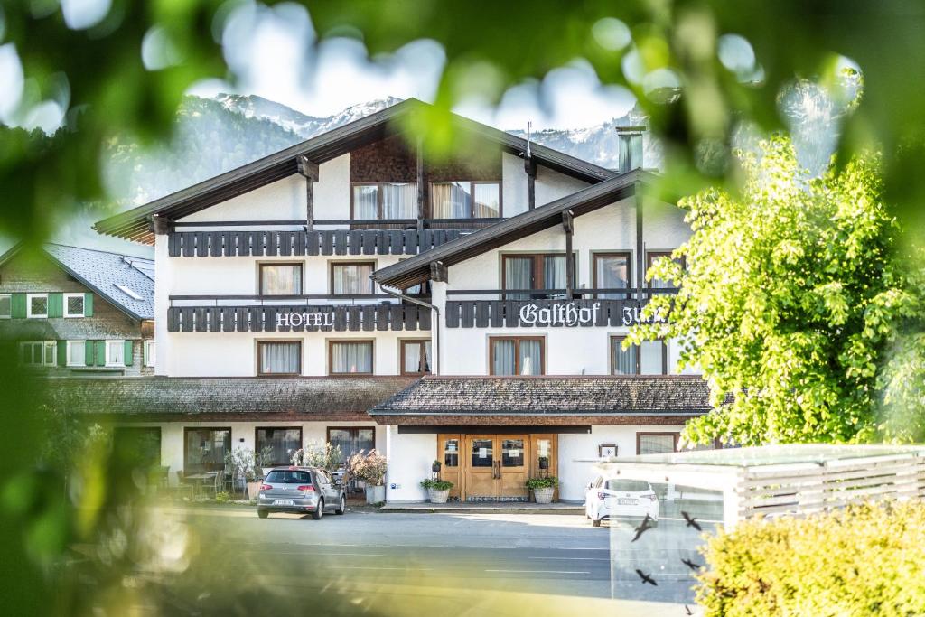 een hotel met een auto voor de deur bij Hotel Löwen in Lingenau