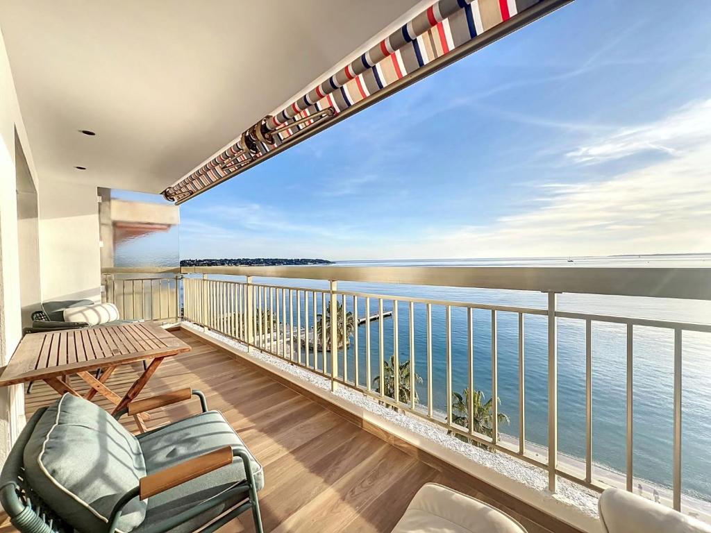 un balcon avec vue sur l'eau dans l'établissement Neptunia, à Antibes