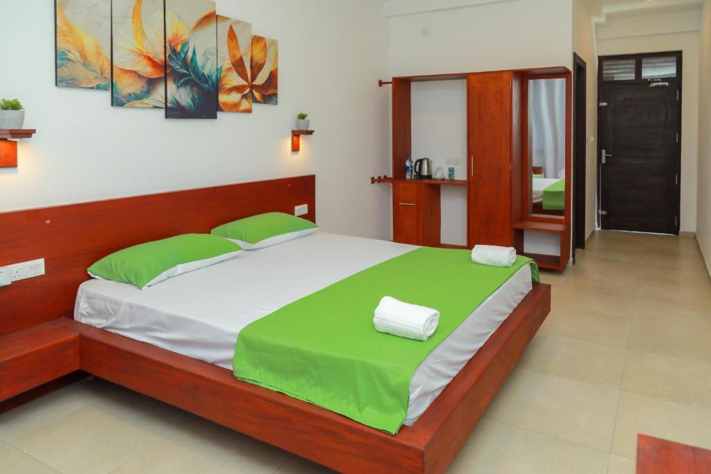 Postel nebo postele na pokoji v ubytování Traveller's Hotel Hikkaduwa