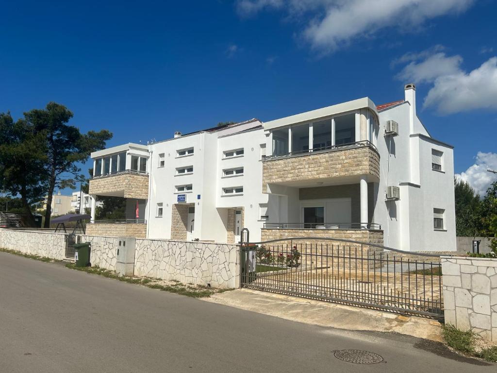 Budova, v ktorej sa apartmán nachádza