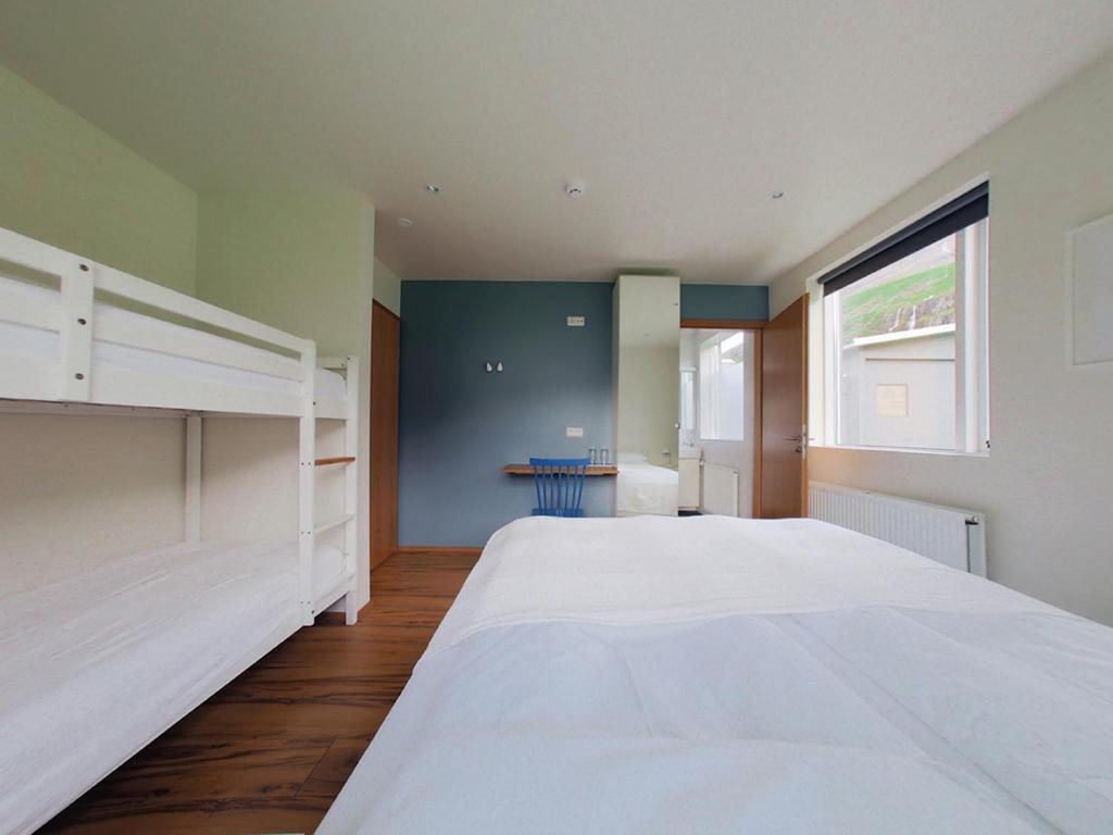 Postel nebo postele na pokoji v ubytování Seydisfjördur Guesthouse