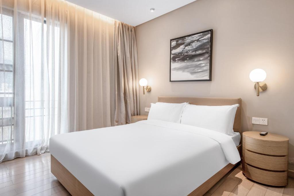 Postel nebo postele na pokoji v ubytování CM Serviced Apartment Shenzhen Hillside
