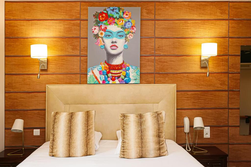 Letto o letti in una camera di Hotel Les Pasteliers