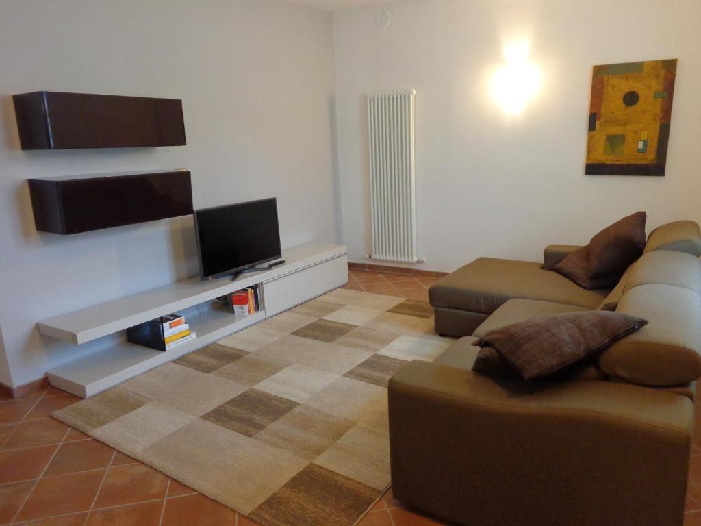 TV a/nebo společenská místnost v ubytování La Casa in Rivalta