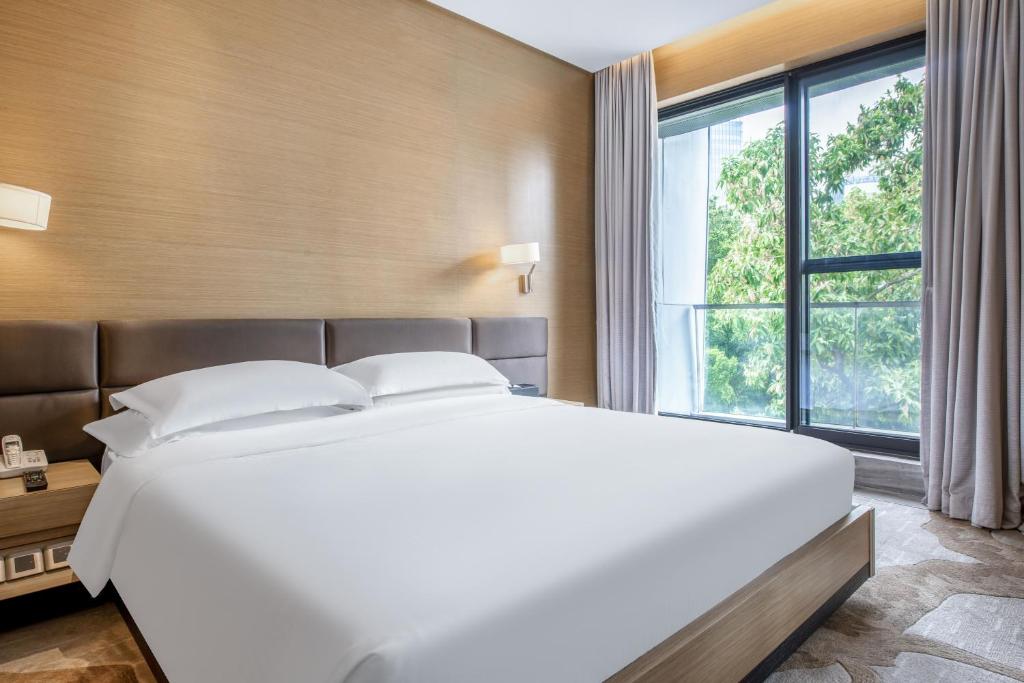 Postel nebo postele na pokoji v ubytování CM Serviced Apartment Shenzhen Hillside