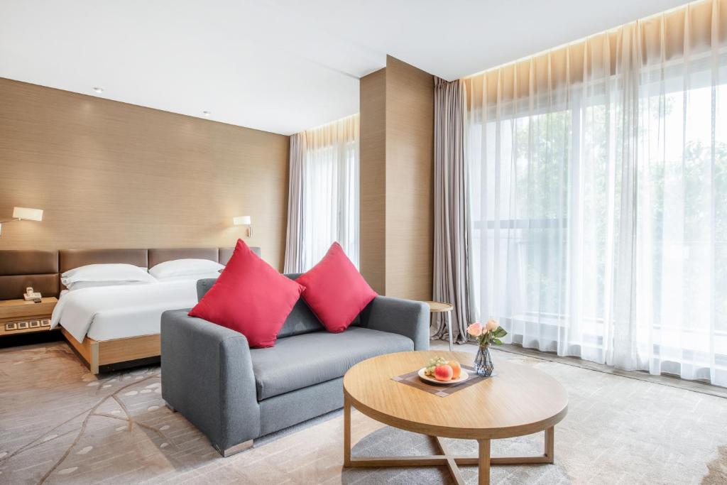 Postel nebo postele na pokoji v ubytování CM Serviced Apartment Shenzhen Hillside