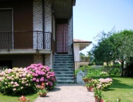 A garden outside B&B Catullo
