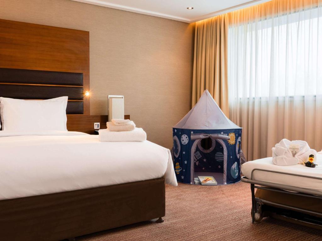 Postel nebo postele na pokoji v ubytování Sofitel London Heathrow
