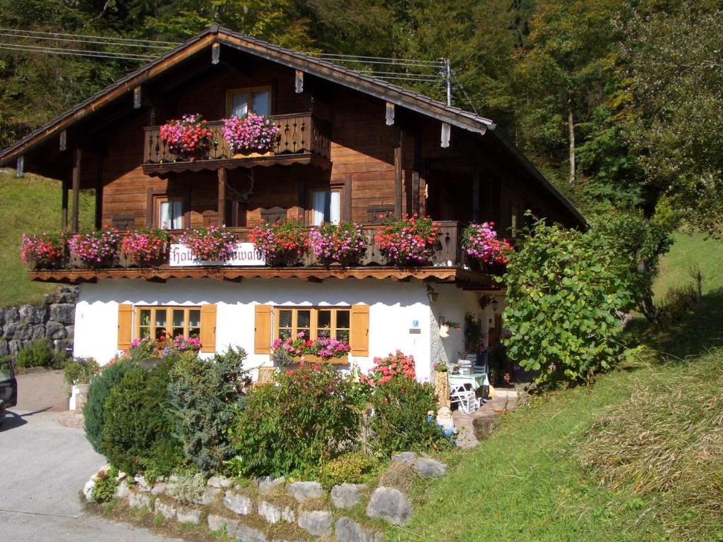 ein Haus mit Blumenkästen auf der Vorderseite in der Unterkunft Haus Buchenwald in Ramsau bei Berchtesgaden