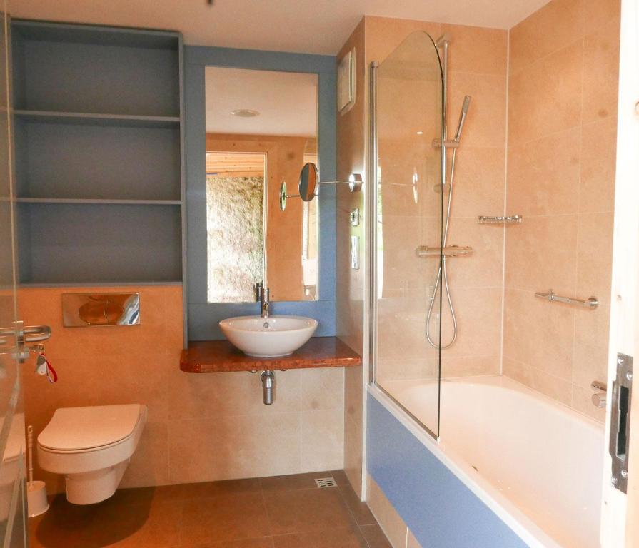 un bagno con wc, lavandino e doccia di Greystones Glamping - Tent 3 a Greystones