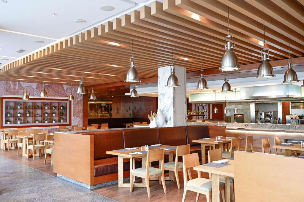 Lounge nebo bar v ubytování DoubleTree by Hilton Dubai Jumeirah Beach
