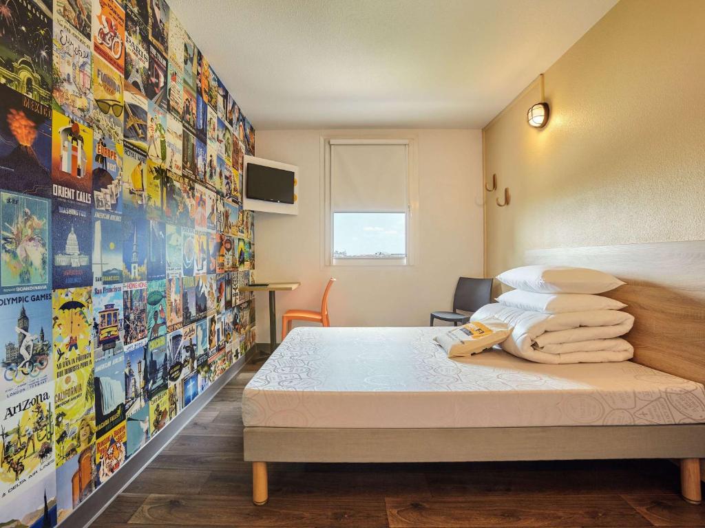 Postel nebo postele na pokoji v ubytování hotelF1 Lyon Solaize