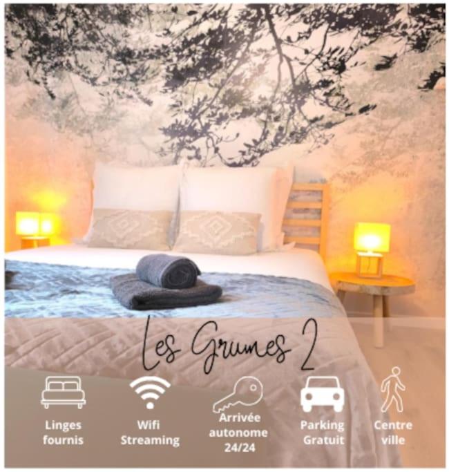 - une affiche d'une chambre avec un lit et deux lampes dans l'établissement NOUVEAU Les Grumes 2 - Maison - 2 chambres - Jardin - Neuf, à Compiègne