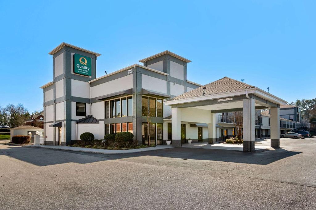 Un edificio con una torre de reloj en la parte superior. en Quality Inn &amp; Suites Matthews - Charlotte, en Matthews