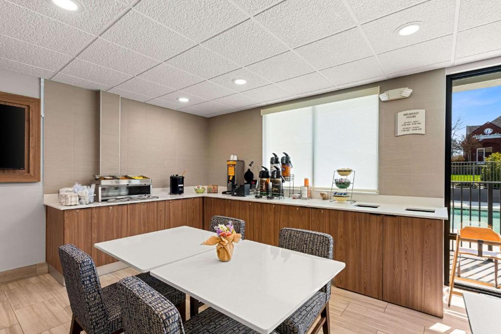 Quality Inn & Suites Matthews - Charlotte photo