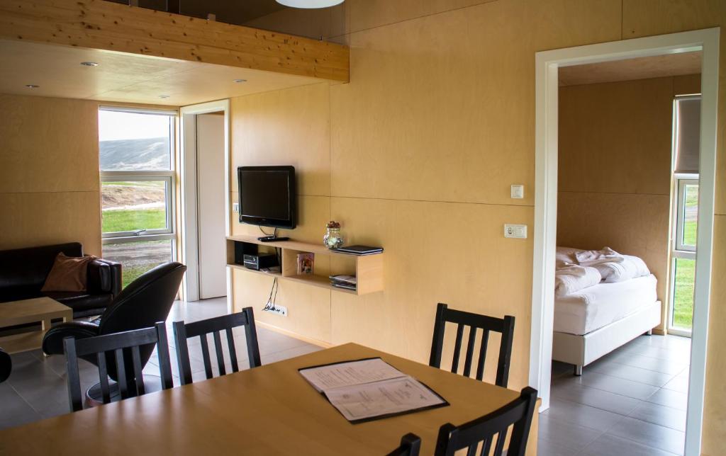 TV a/nebo společenská místnost v ubytování Einishus Cottages