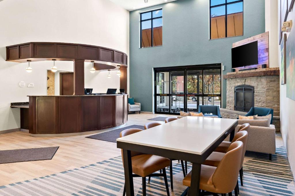 um átrio com uma mesa e cadeiras e uma lareira em Comfort Inn & Suites em Tunkhannock