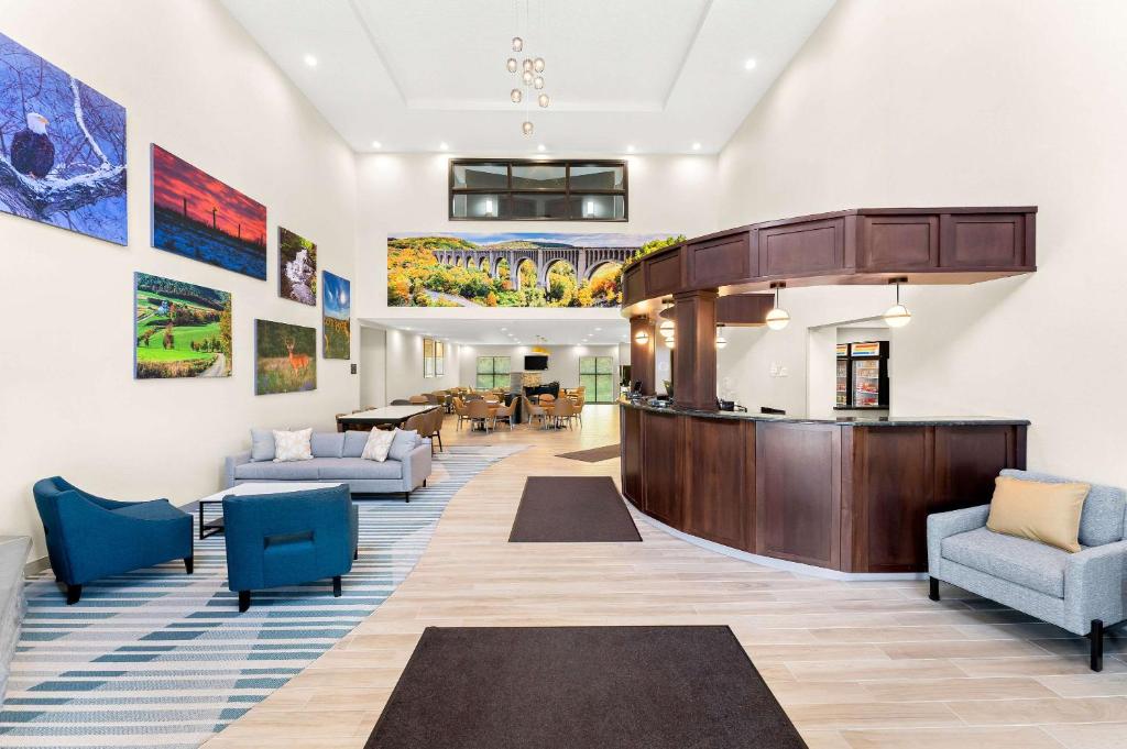 eine Lobby mit Möbeln und Gemälden an den Wänden in der Unterkunft Comfort Inn & Suites in Tunkhannock