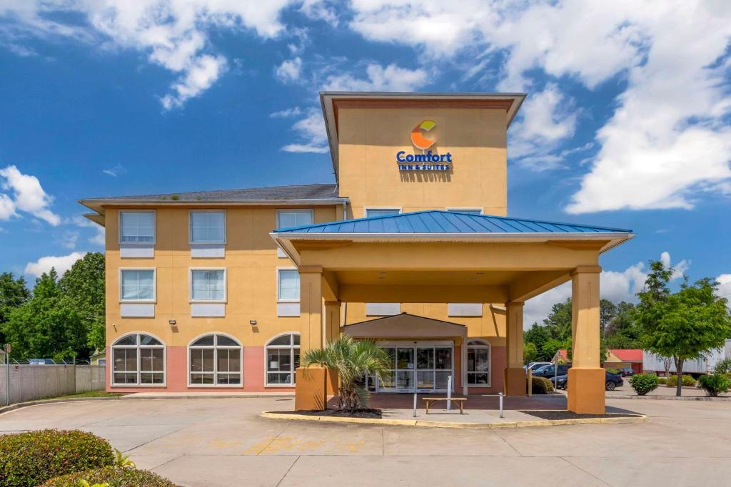 een hotel met een bord aan de voorzijde bij Comfort Inn & Suites Chesapeake - Portsmouth in Chesapeake