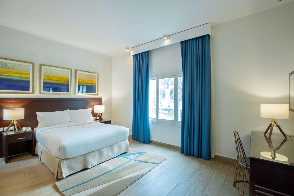 Postel nebo postele na pokoji v ubytování Radisson Blu Resort, Fujairah