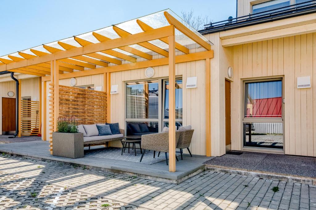 pérgola en un patio con mesa y sillas en Old Town apartment en Haapsalu